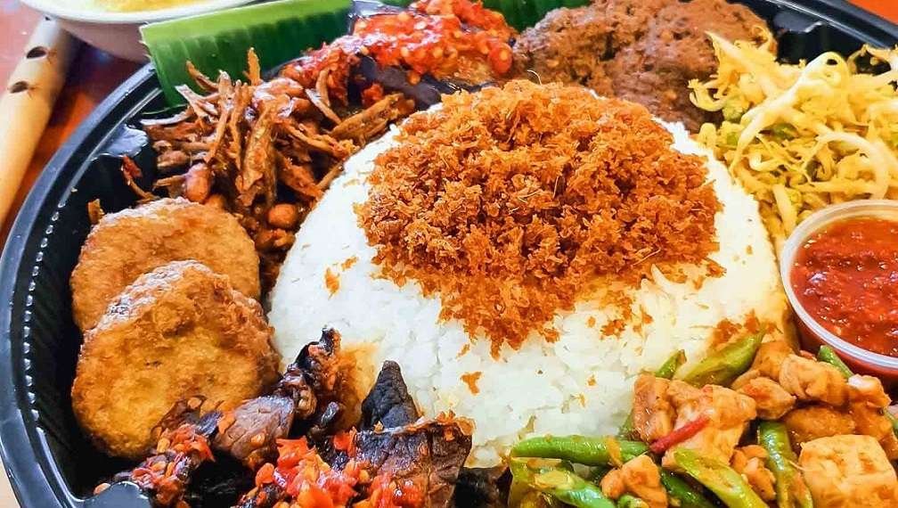 Nasi Ambeng: a delicious combination of flavors (Photo courtesy from Munch Malaysia)